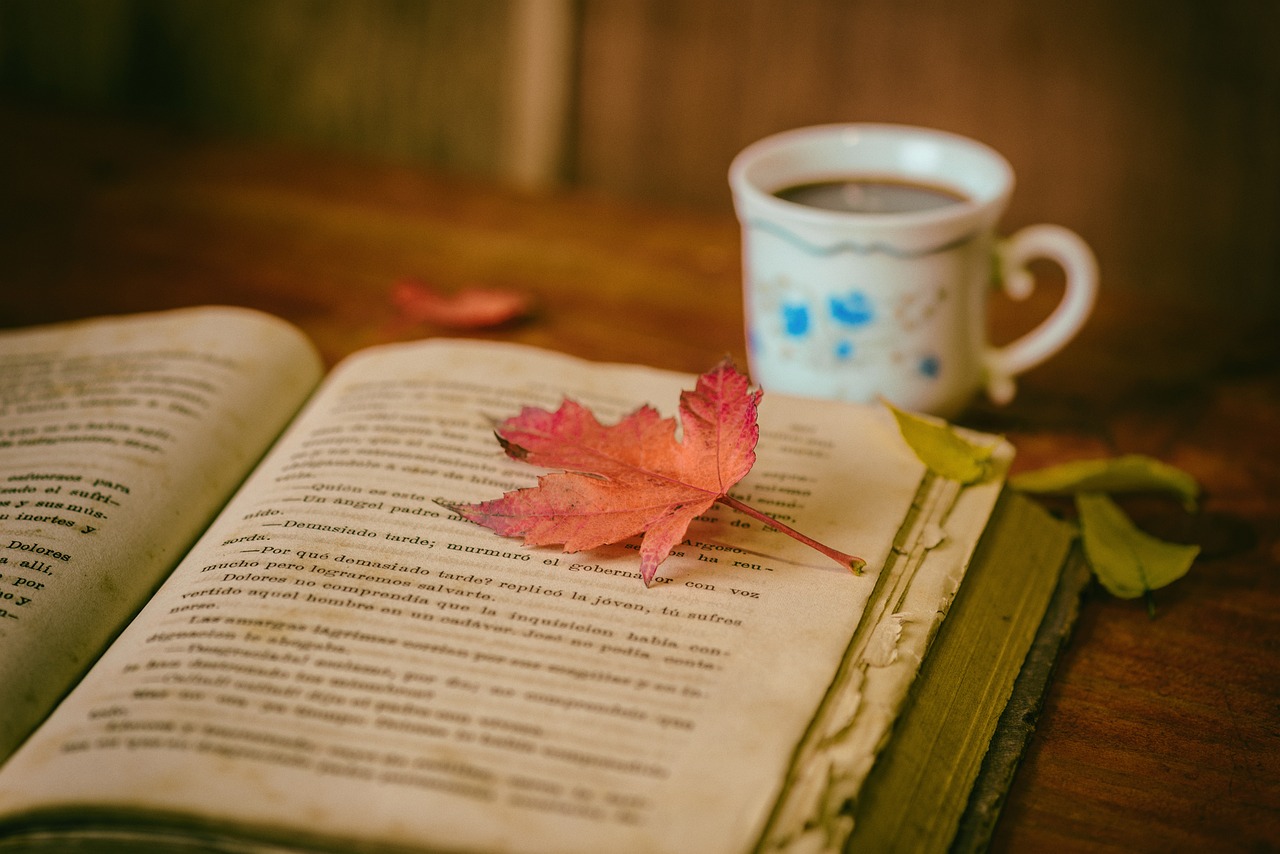 Mesa com café e livro